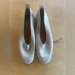 Everlane Women's Cream and Brown Flats